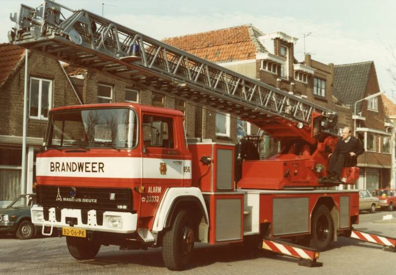 Kenteken: BD-06-PK Roepnummer: 856 Type voertuig: AL-30 Merk &amp; Type: Magirus Deutz 192D13 Opbouw: Magirus Bouwjaar: 1981 In dienst: 1981 Uit dienst: 2002.Opmerkingen: In 2004 is dit voertuig nog tijdelijk in dienst geweest bij Brandweer Beverwijk. 