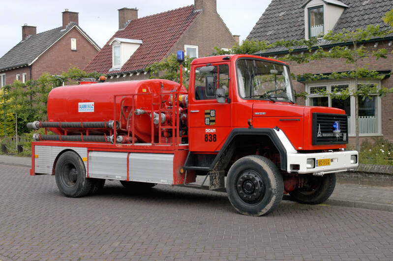 Kenteken: BD-11-LG Roepnummer: 806 > 838 Type voertuig: TW3 LD1600 T5000 Merk &amp; Type: Magirus Deutz 160D15AK Opbouw: Brandweer Bouwjaar: 1981 In dienst: 1981 Uit dienst: 2005.Geëxporteerd naar: Argentinië 