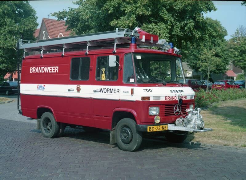 Kenteken: DB-10-57 > BD-23-NZ Roepnummer: 3 > 713 > 700 Type voertuig: AS9 (GM) LD1800 Merk &amp; Type: Mercedes Benz LF408-29 Opbouw: Doeschot-Rosenbauer Bouwjaar: 1972 In dienst: 1972 Uit dienst: 19..