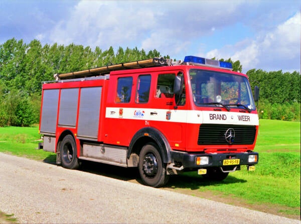 Kenteken: BD-95-FB Roepnummer: 632 > 5740 Type voertuig: TS9 LD2400 HD240 T1600 Merk &amp; Type: Mercedes Benz 1017F36 Opbouw: den Hartog-Ziegler Bouwjaar: 1981 In dienst: 1981 Uit dienst: 1998. In 1999 na revisie door Dias naar brandweer Hontenisse