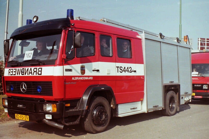 Kenteken: BD-FD-29 Roepnummer: TS442 > TS42-1 Type voertuig: TS6 LD2850 HD240 T1500 Merk &amp; Type: Mercedes Benz 1124F36[Ecol] Opbouw: Spijkstaal-Magirus Bouwjaar: 1995 In dienst: 1995 Uit dienst: 2014.