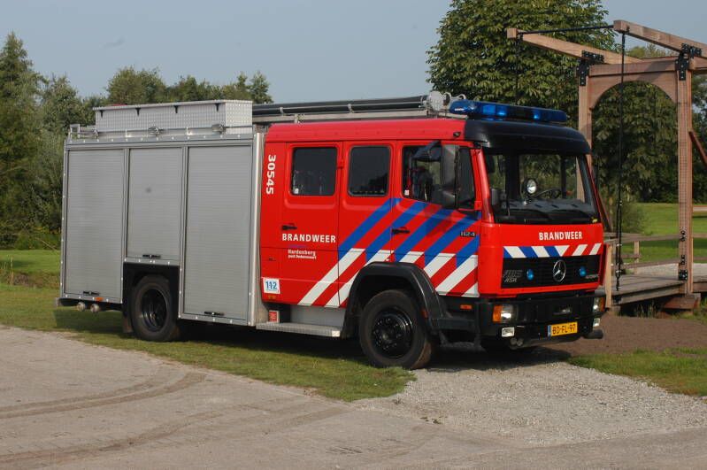 Kenteken: BD-FL-97 Roepnummer: 545 > 04-2336 > 04-2337 Type voertuig: TS9 LD2800 HD260 T1500 Merk &amp; Type: Mercedes Benz 1124F36[Ecol] Opbouw: Ziegler Brandweertechniek Bouwjaar: 1995 In dienst: 1995 Uit dienst: 2015. Verkocht aan bedrijfsbrandweer Sabic t