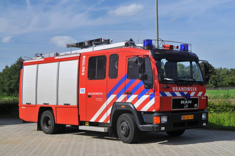 Kenteken: BD-GX-74 Roepnummer: RGL743 > 23-4231 Type voertuig: TS9 LD3000 HD250 T1500 Merk &amp; Type: MAN 10.223FF[L2000] Opbouw: Rosenbauer Bouwjaar: 1995 In dienst: 1999 Uit dienst: 2013. Tot 1999 gestationeerd te Neer (opgeheven)