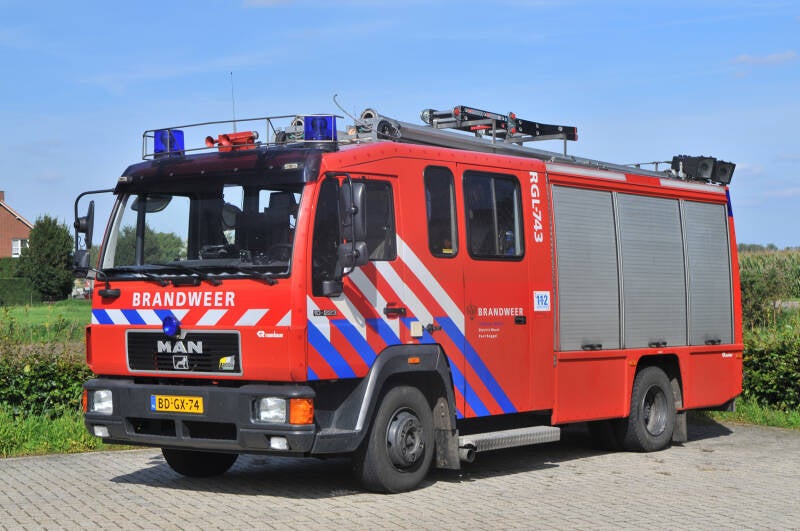 Kenteken: BD-GX-74 Roepnummer: RGL743 > 23-4231 Type voertuig: TS9 LD3000 HD250 T1500 Merk &amp; Type: MAN 10.223FF[L2000] Opbouw: Rosenbauer Bouwjaar: 1995 In dienst: 1999 Uit dienst: 2013. Tot 1999 gestationeerd te Neer (opgeheven)