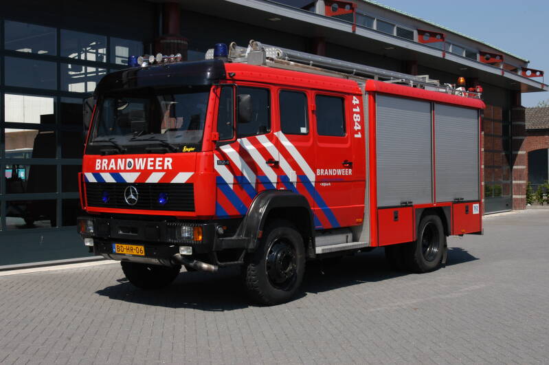 Kenteken: BD-HR-06 Roepnummer: 41-841 > 07-1132 Type voertuig: TS6 LD2800 HD265 T2000 Merk &amp; Type: Mercedes Benz 1124AF36[Ecol] Opbouw: Ziegler Brandweertechniek Bouwjaar: 1995 In dienst: 1995 Uit dienst: 2013. Naar korps Hoevelaken.