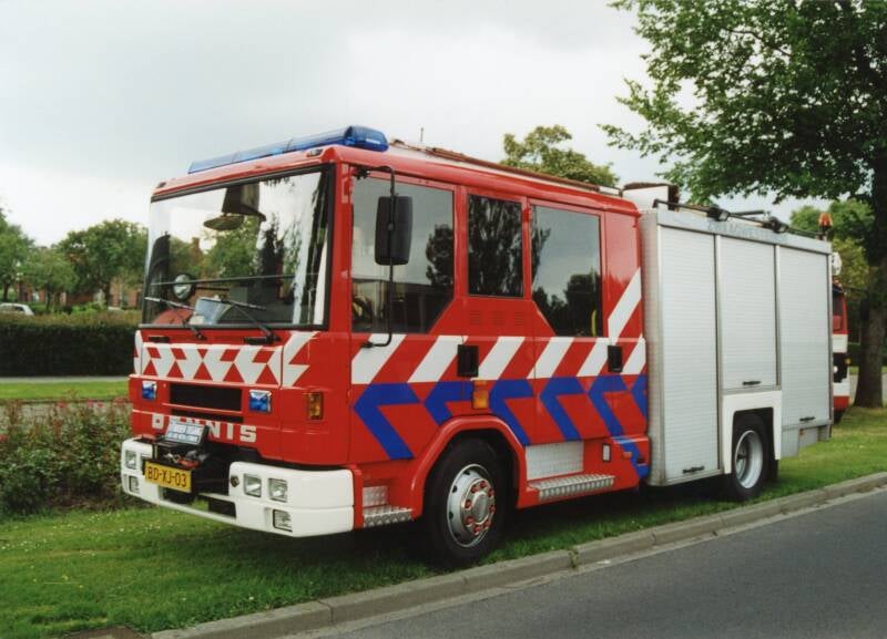 Kenteken: BD-XJ-03 Roepnummer: 628 > 02-4332 Type voertuig: TS8 LD3250 HD250 T2000 Merk &amp; Type: Dennis Rapier F88XL Opbouw: Spijkstaal-Hale Bouwjaar: 1996 In dienst: 1996 Uit dienst: 2013 Standplaats: Zwaagwesteinde