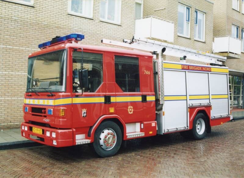 Kenteken: BD-XR-65 Roepnummer: 746 > 34-11 > 03-8031 Type voertuig: TS9 LD3250 HD250 T1840 Merk &amp; Type: Dennis Rapier F88 Opbouw: John Dennis-Godiva Bouwjaar: 1996 In dienst: 1996 Uit dienst: 2012