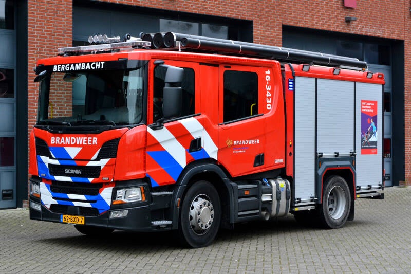 Kenteken: 62-BXD-7 Roepnummer: 16-3430 Type voertuig: TS7 LD3000 HD400 T2000 Merk &amp; Type: Scania P320B4x2NZ31L Opbouw: Kenbri-Rosenbauer Bouwjaar: 2023 In dienst: 2024