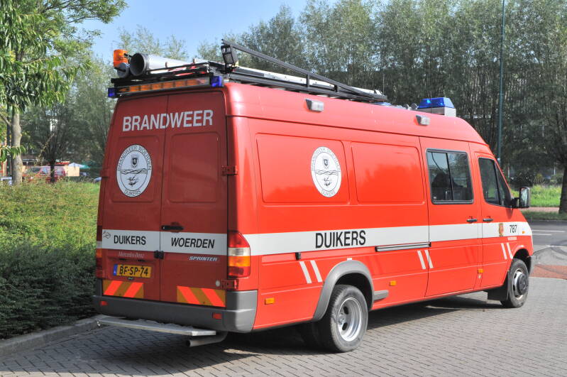 Kenteken: BF-SP-74 Roepnummer: 787 Type voertuig: WO Merk &amp; Type: Mercedes Benz 412FD35[Sprinter] Opbouw: C&amp;C-Products Bouwjaar: 1998 In dienst: 1998 Uit dienst: 2014