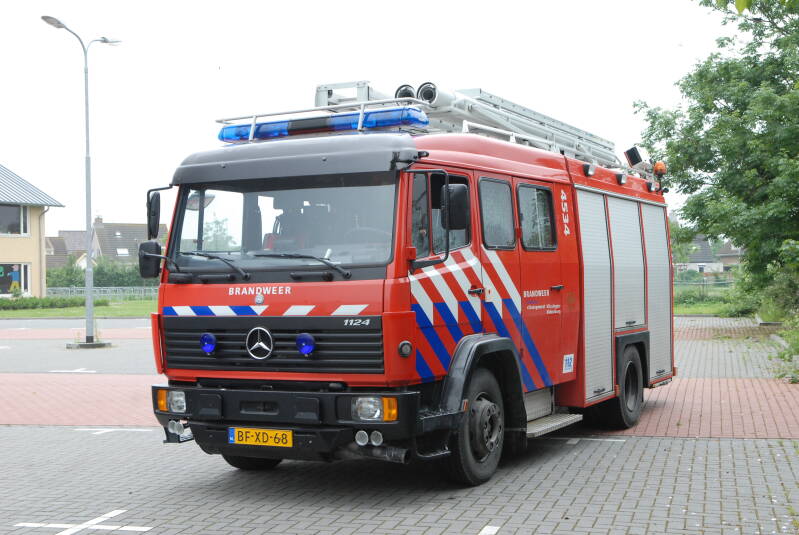 Kenteken: BF-XD-68 Roepnummer: 4530 > 19-4534 Type voertuig: TS9 LD3000 HD240 T1500 Merk &amp; Type: Mercedes Benz 1124F37 [Ecol] Opbouw: Touw-Godiva Bouwjaar: 1996 In dienst: 1996 Uit dienst: