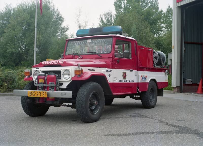 Kenteken: BG-23-ST Roepnummer: AS3 > AS26-1 Type voertuig: TS3 LD2300 HD280 T400/50 Merk &amp; Type: Toyota Land Cruiser BJ45-PickUp Opbouw: den Hartog-Bachert Bouwjaar: 1983 In dienst: 1983 Uit dienst: 1997. Opmerkingen: Verkocht aan Camping Landal Coldenhov