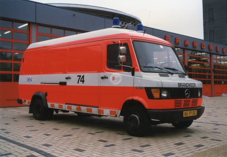 Kenteken: BG-77-ZG Roepnummer: GM1 > 74 Type voertuig: GM3 (AB) Merk &amp; Type: Mercedes Benz 407D37 Opbouw: Bouwjaar: 1983 In dienst: 1983 Uit dienst: 1995.   t.b.v. de grote kraan, tevens reserve AB