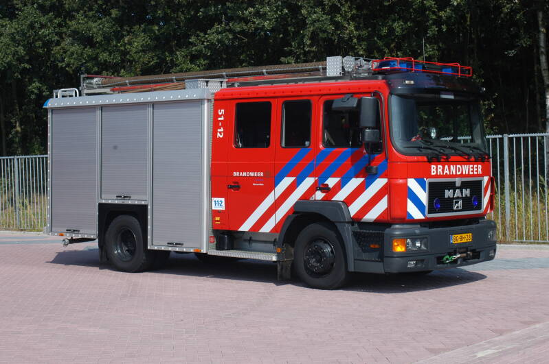 Kenteken: BG-BH-28 Roepnummer: 5112 > 03-8832 Type voertuig: TS8 LD2800 HD265 T2000 Merk &amp; Type: MAN 14.224MF[M2000-Intercity] Opbouw: Ziegler Brandweertechniek Bouwjaar: 1997 In dienst: 2005 Uit dienst: 2012.   Ex post Dalen (gem. Coevorden) Verkocht aan