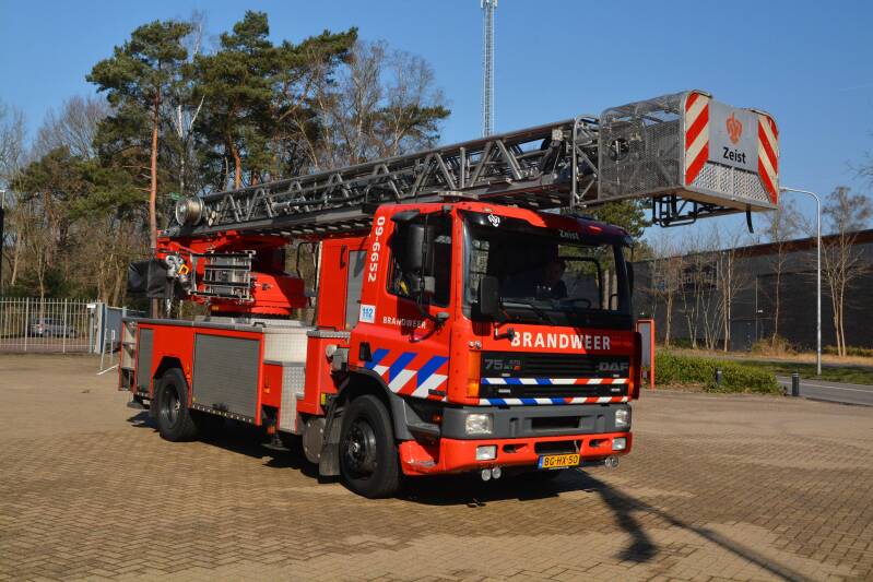 Kenteken: BG-HX-50 Roepnummer: 09-6652 Type voertuig: AL-K30 Merk &amp; Type: DAF FF75.270RC430 Opbouw: Magirus Bouwjaar: 1998 In dienst: 2020 Uit dienst: . Afkomstig van Bilthoven.