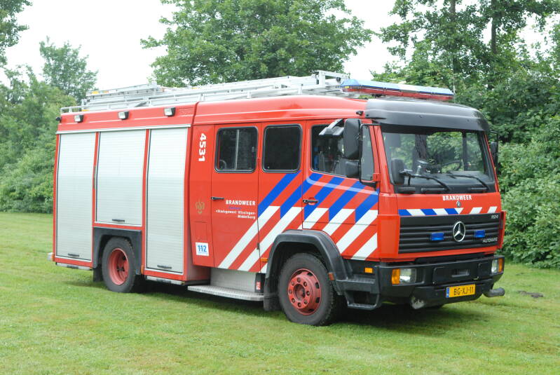 Kenteken: BG-XJ-11 Roepnummer: 4648 > 19-4531 Type voertuig: TS9 LD3250 HD250 T1500 Merk &amp; Type: Mercedes Benz 1124F36 [Ecol] Opbouw: Touw-Godiva Bouwjaar: 1998 In dienst: 1998 Uit dienst: 2011 Standplaats: Vlissingen (Olympiaweg). Naar Oost Souburg