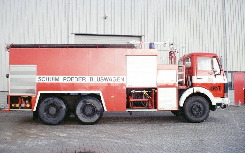 Kenteken: BH-31-TB Roepnummer: 361 > 861 Type voertuig: SPB3 LD2900 T7000/700 P750 Merk &amp; Type: Mercedes Benz 2232AF54 Opbouw: Kronenburg Bouwjaar: 1983 In dienst: 1983 Uit dienst: 2005