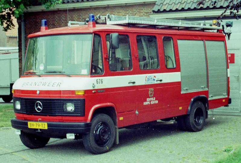 Kenteken: BH-79-TZ Roepnummer: 676 Type voertuig: GM10 Merk &amp; Type: Mercedes Benz L608D35 Opbouw: den Hartog Bouwjaar: 1984 In dienst: 1984 Uit dienst: 2004