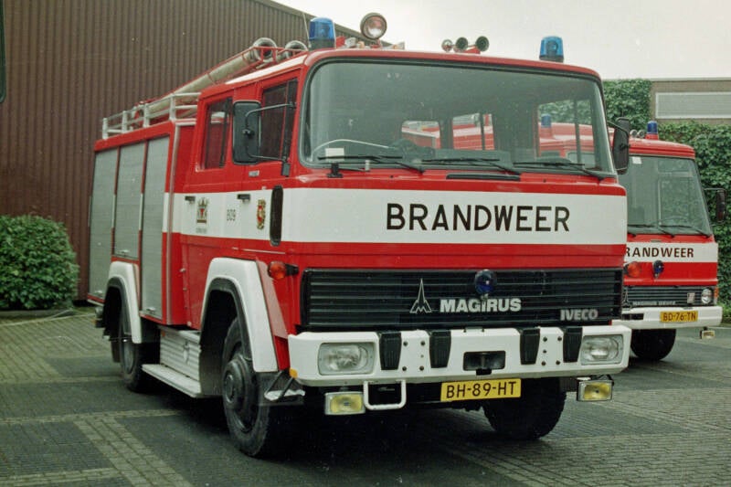 Kenteken: BH-89-HT Roepnummer: AS2 > 809 Type voertuig: TS6 LD2800 HD300 T2200/400 Merk &amp; Type: Magirus Deutz 192D11F Opbouw: Motorkracht-Magirus Bouwjaar: 1983 In dienst: 1983 Uit dienst: 1999.  Naar bedrijfsbrandweer DuPont-Dordrecht. In 2010 retour.
