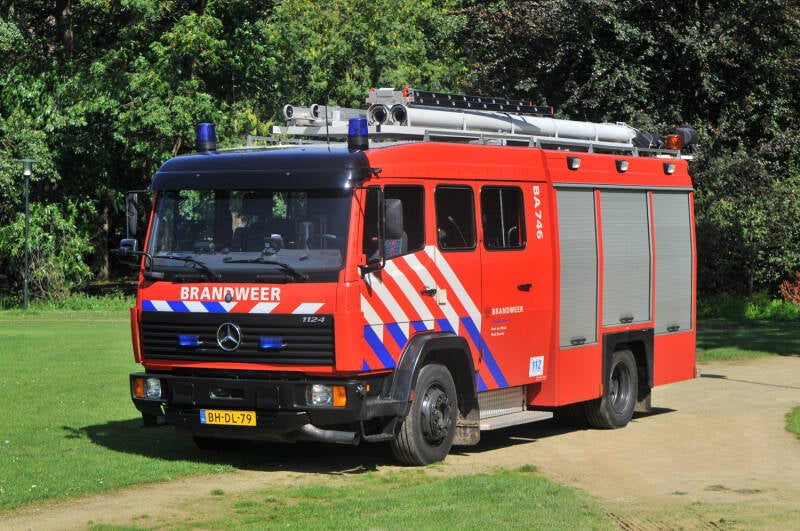 Kenteken: BH-DL-79 Roepnummer: BA746 > 23-2831 Type voertuig: TS9 LD3250 HD240 T2000 Merk &amp; Type: Mercedes Benz 1124F36[Ecol] Opbouw: Touw-Godiva Bouwjaar: 1999 In dienst: 1999 Uit dienst: 2016. Naar regio tbv O&amp;O en reserve TS 