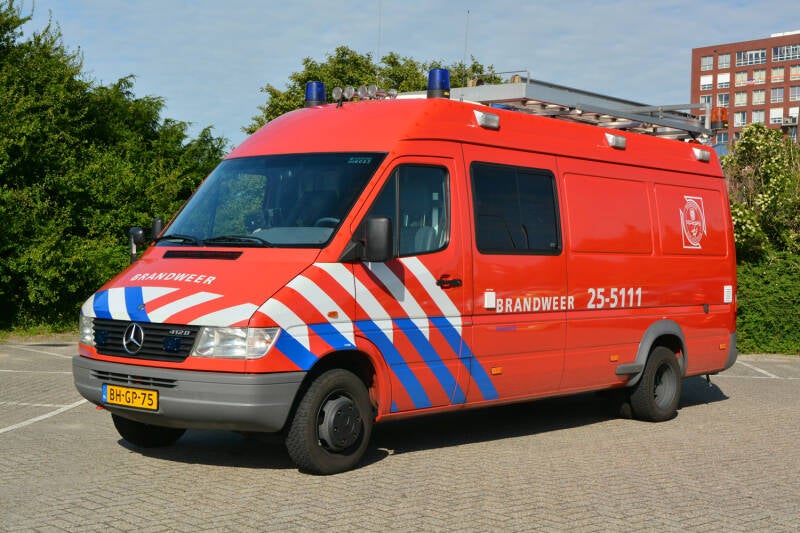 Kenteken: BH-GP-75 Roepnummer: 781 > 25-381 > 25-5111 Type voertuig: WO Merk &amp; Type: Mercedes Benz 412D40[Sprinter] Opbouw: Hoogstaal Bouwjaar: 1999 In dienst: 1999 Uit dienst: 2016. Naar regio als regionale reserve WO