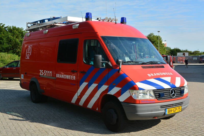 Kenteken: BH-GP-75 Roepnummer: 781 > 25-381 > 25-5111 Type voertuig: WO Merk &amp; Type: Mercedes Benz 412D40[Sprinter] Opbouw: Hoogstaal Bouwjaar: 1999 In dienst: 1999 Uit dienst: 2016. Naar regio als regionale reserve WO