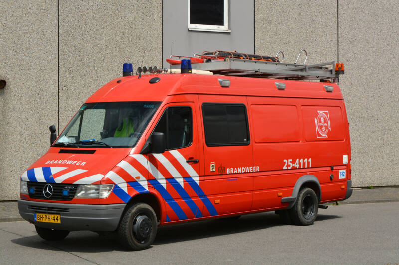 Kenteken: BH-PH-44 Roepnummer: 96-688 > 25-681 > 25-4111 Type voertuig: WO Merk &amp; Type: Mercedes Benz 412D40[Sprinter] Opbouw: Hoogstaal Bouwjaar: 1999 In dienst: 1999 Uit dienst: 2016 Standplaats: Almere - Poort