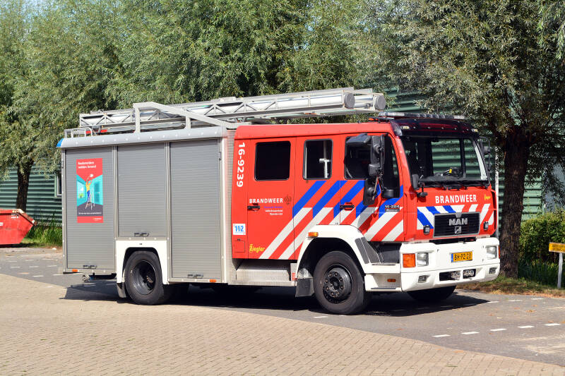 Kenteken: BH-PZ-20 Roepnummer: 16-9239 Type voertuig: TS8 LD3000 HD265 T2000 Merk &amp; Type: MAN 14.224LF[M2000-intercity] Opbouw: Ziegler Brandweertechniek Bouwjaar: 1999 In dienst: 2019 Uit dienst: Standplaats: Waddinxveen