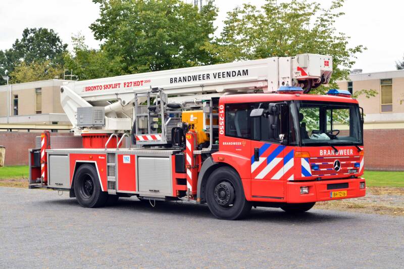 Kenteken: BH-TZ-16 Roepnummer: 34-853 > 01-2550 Type voertuig: HW-27 Merk &amp; Type: Mercedes Benz 1828LLF46[Econ] Opbouw: Bronto-Rosenbauer Bouwjaar: 1999 In dienst: 1999 Uit dienst: