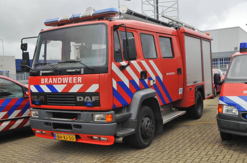 Kenteken: BH-XJ-50 Roepnummer: TS5 > 42 > 15-7330 Type voertuig: TS7 LD2800 HD265 T1500 Merk &amp; Type: DAF FF55.235-15CE360 Opbouw: Ziegler Brandweertechniek Bouwjaar: 2000 In dienst: 2000 Uit dienst: 2011 Standplaats: den Haag - Haagse Ho