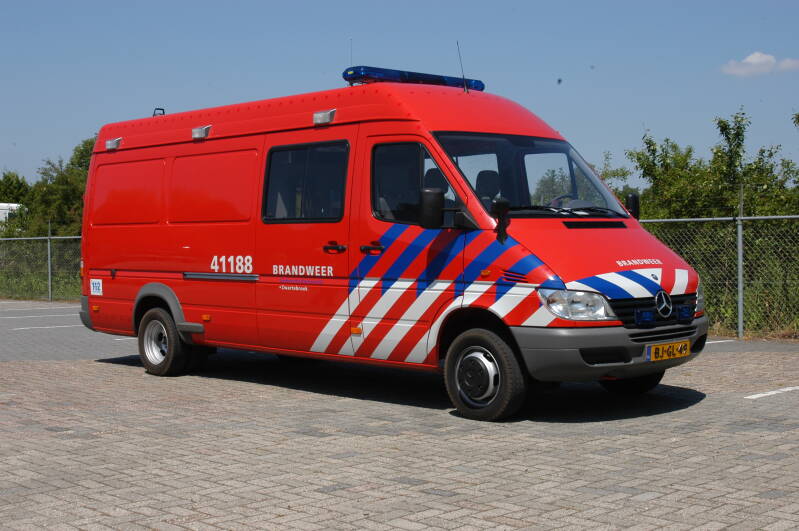 Kenteken: BJ-GL-49 Roepnummer: 41-188 > 07-1561 Type voertuig: PM6 Merk &amp; Type: Mercedes Benz 413CDi40[Sprinter] Opbouw: Ziegler Brandweertechniek Bouwjaar: 2000 In dienst: 2000 Uit dienst: 2019