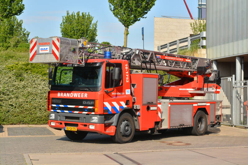 Kenteken: BJ-GX-70 Roepnummer: 66-650 > 16-1752 Type voertuig: AL-K30 Merk &amp; Type: DAF FF75.290CF490 Opbouw: Hilton-Magirus Bouwjaar: 2000 In dienst: 2000. Uit diens: 2023.1e Magirus knikarmladder voor Nederlandse brandweer.