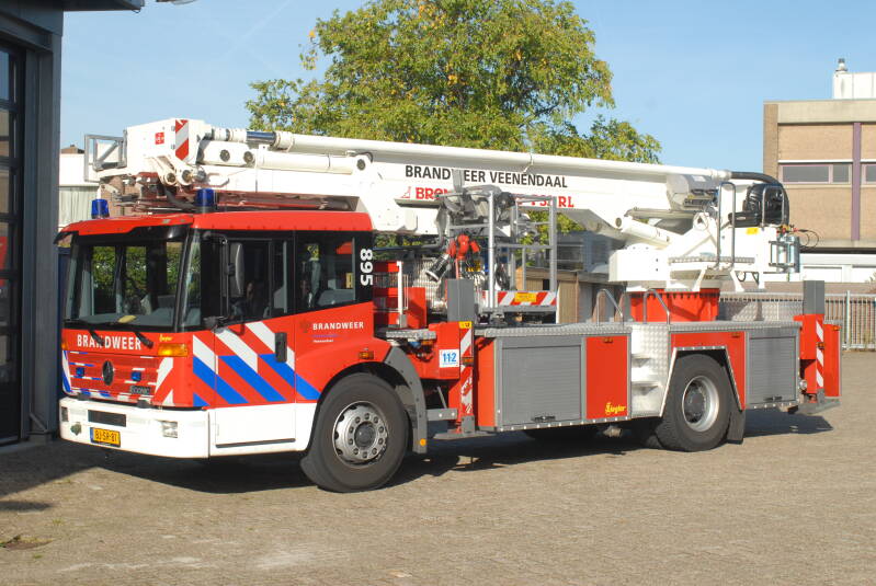 Kenteken: BJ-SR-81 Roepnummer: 895 > 09-5551 Type voertuig: HW-32 Merk &amp; Type: Mercedes Benz 1828F45[Econ] Opbouw: Ziegler Brandweertechniek-Bronto Bouwjaar: 2000 In dienst: 2000 Uit dienst: 2021. 