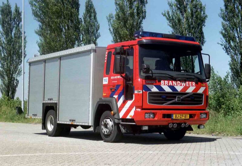Kenteken: BJ-ZP-81 Roepnummer: 3471 > 20-5471 Type voertuig: HV Merk &amp; Type: Volvo FL608-31 Opbouw: Ziegler Brandweertechniek Bouwjaar: 2001 In dienst: 2001 Uit dienst: 2021.  Tijdelijk naar Geertruidenberg, korps Raamsdonkveer. 