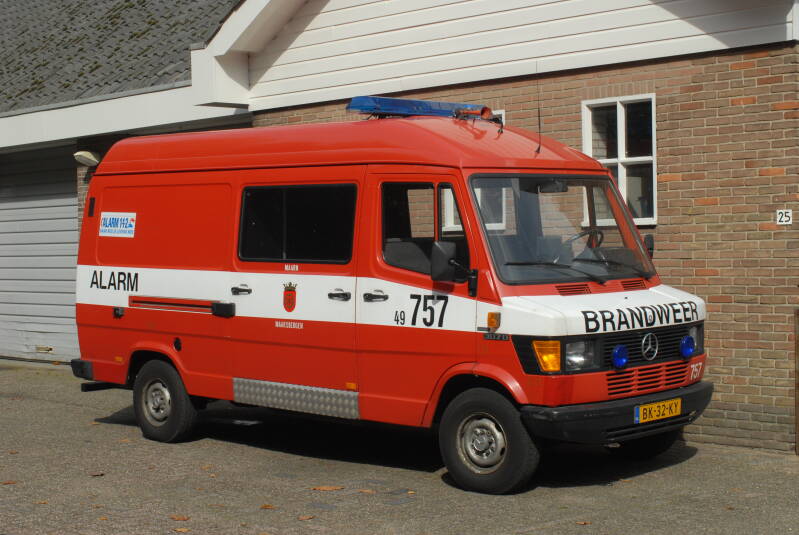 Kenteken: BK-32-KY Roepnummer: 49-757 Type voertuig: PM8 Merk &amp; Type: Mercedes Benz 307D33 Opbouw: den Hartog Bouwjaar: 1984 In dienst: 1984 Uit dienst: 200.
