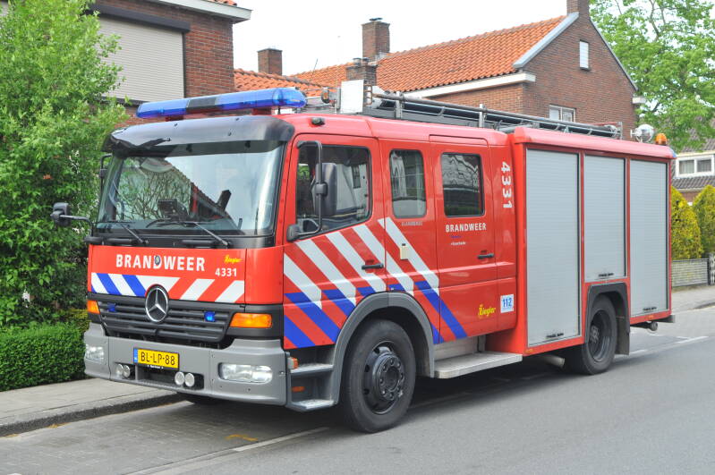 Kenteken: BL-LP-88 Roepnummer: 4331 Type voertuig: TS6 LD2800 HD260 T2000 Merk &amp; Type: Mercedes Benz 1325F38[Atego] Opbouw: Ziegler Brandweertechniek Bouwjaar: 2001 In dienst: 2001 Uit dienst: 2012