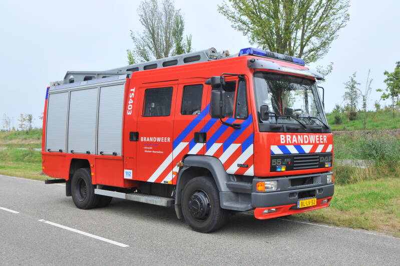 Kenteken: BL-LV-53 Roepnummer: 712 &gt; 48-402 &gt; 48-403 Type voertuig: TS9 LD3000 HD250 T1500 Merk &amp; Type: DAF FF55.235-B15CE360 Opbouw: Rosenbauer Bouwjaar: 2002 In dienst: 2002 Uit dienst: 2009