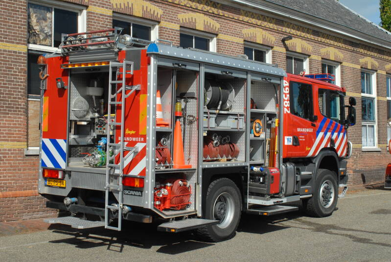 Kenteken: BL-PS-54 Roepnummer: 49-582 > 09-3441 Type voertuig: TS8 LD2800 HD265 T3750 Merk &amp; Type: Scania P114CB340(4x4) Opbouw: Ziegler Brandweertechniek Bouwjaar: 2002 In dienst: 2002 Uit dienst: 2018