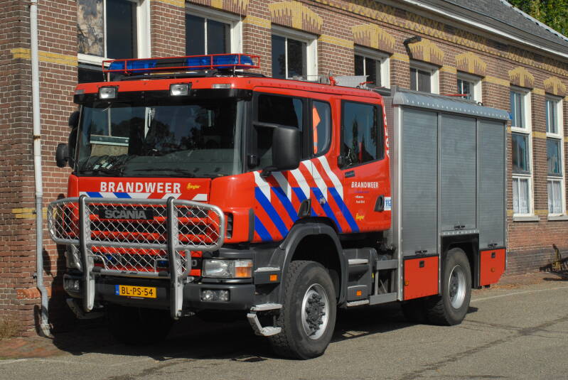 Kenteken: BL-PS-54 Roepnummer: 49-582 > 09-3441 Type voertuig: TS8 LD2800 HD265 T3750 Merk &amp; Type: Scania P114CB340(4x4) Opbouw: Ziegler Brandweertechniek Bouwjaar: 2002 In dienst: 2002 Uit dienst: 2018