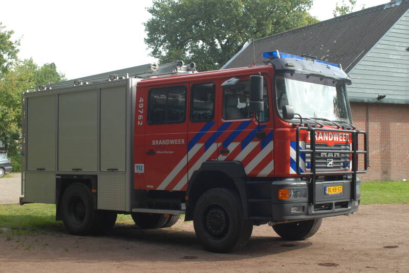 Kenteken: BL-RB-52 Roepnummer: 49-762 > 09-5441 Type voertuig: TS9 LD3250 HD240 T3000 Merk &amp; Type: MAN 18.284MAF[M2000-Intercity] Opbouw: Mucar-Godiva Bouwjaar: 2001 In dienst: 2001 Uit dienst: 2018. Per 01-06-2018 naar nieuwe post Maarn-Maarsbergen. 