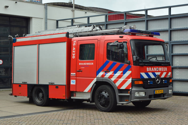 Kenteken: BL-RD-85 Roepnummer: 66-731 > 16-4230 Type voertuig: TS6 LD2800 HD265 T1500 Merk &amp; Type: Mercedes Benz 1225F33[Atego] Opbouw: Ziegler Brandweertechniek Bouwjaar: 2002 In dienst: 2002 Uit dienst: 2019