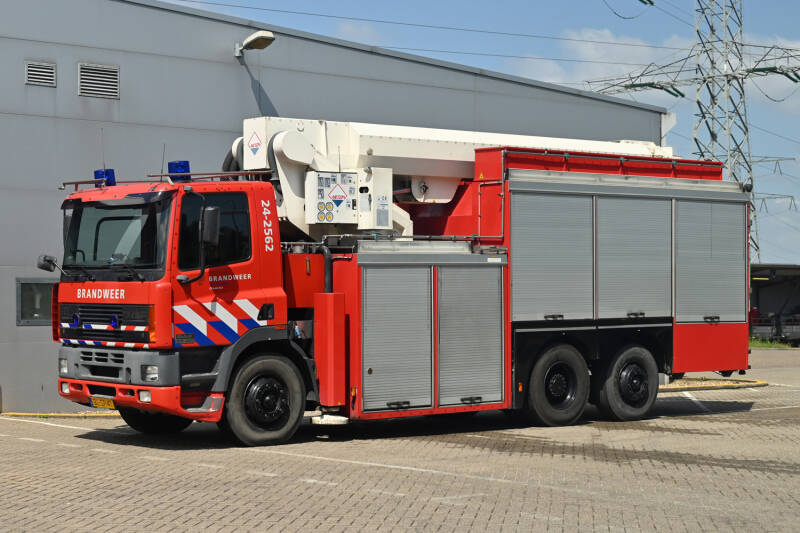 Kenteken: BL-SP-41 Roepnummer: B4 > 92-561 > 24-2562 Type voertuig: SB2 LD6000 T-/5500 Merk &amp; Type: DAF FFN85.380CF405 Opbouw: Hilton-Godiva Bouwjaar: 2002 In dienst: 2002 Uit dienst: Standplaats: Geleen. Met hydraulische blusarm 20 meter.