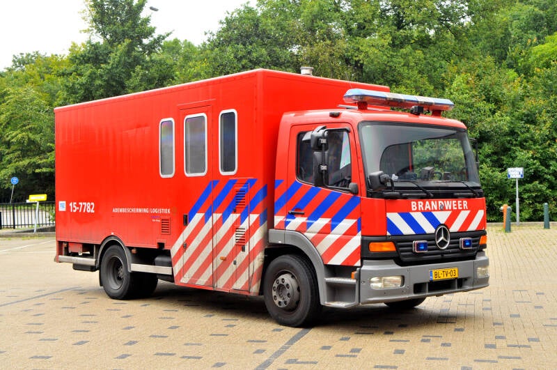 Kenteken: BL-TV-03 Roepnummer: AB4 > 75 > 15-7782 Type voertuig: AB Merk &amp; Type: Mercedes Benz 1225F38[Atego] Opbouw: Akkermans Bouwjaar: 2002 In dienst: 2002 Uit dienst: 2013 Standplaats: den Haag - Loosduinen