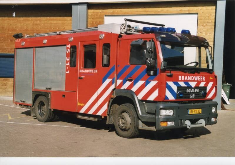 Kenteken: BL-VJ-38 Roepnummer: TS31-1 Type voertuig: TS7 LD3300 HD265 T1500/150 Merk &amp; Type: MAN 14.225LF[M2000-City] Opbouw: Ziegler Brandweertechniek Bouwjaar: 2002 In dienst: 2002 Uit dienst: 2015 Standplaats: Rotterdam-Bosland