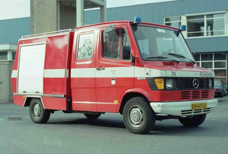 Kenteken: BN-47-GS Roepnummer: 711 Type voertuig: TS4 MD100 T600 Merk &amp; Type: Mercedes Benz 307D30 Opbouw: Comet / eigen bouw Bouwjaar: 1985 In dienst: 1985 Uit dienst: 1999. Opmerkingen: Verkocht aan Brandweer Bunnik, aldaar omgebouwd tot PM-Milieu 