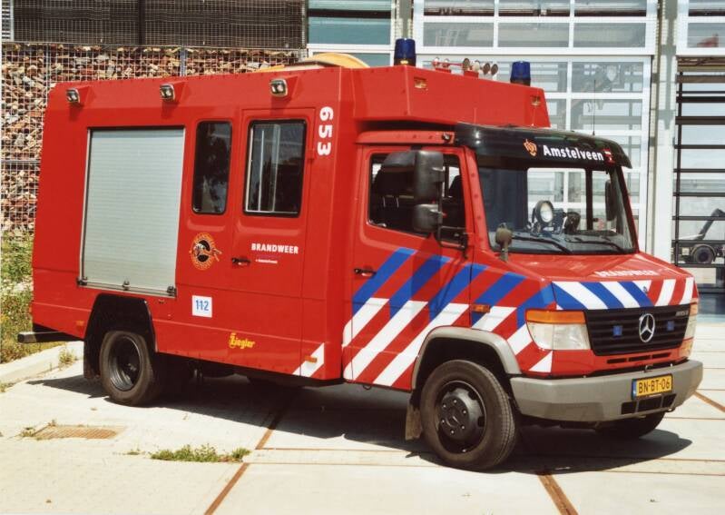 Kenteken: BN-BT-06 Roepnummer: (210) 53-653 > 13-3211 Type voertuig: WO Merk &amp; Type: Mercedes Benz 815D35[Vario] Opbouw: Ziegler Brandweertechniek / Plastisol Bouwjaar: 2002 In dienst: 2002 Uit dienst: 2010
