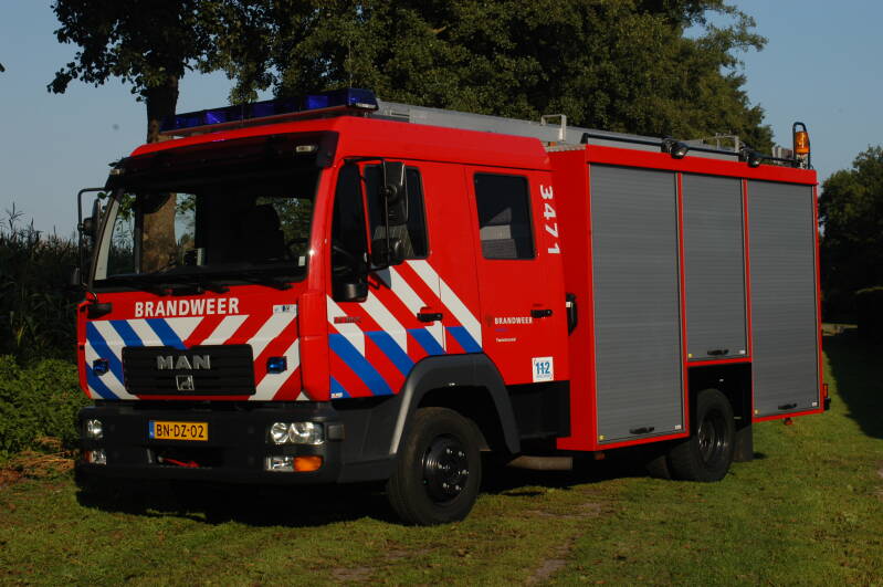 Kenteken: BN-DZ-02 Roepnummer: 27-689 > 05-3471 Type voertuig: HV-2 / PM6 Merk &amp; Type: MAN 8.185LF[L2000] Opbouw: HDS Bouwjaar: 2002 In dienst: 2002 Uit dienst: 2016.
