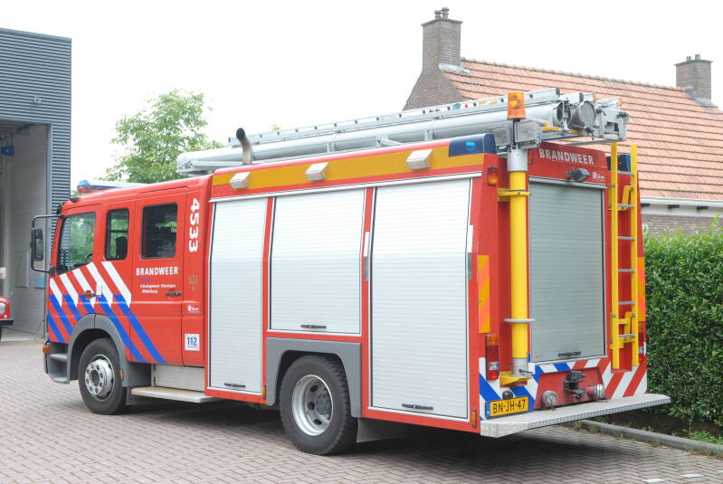 Kenteken: BN-JH-47 Roepnummer: 4540 > 19-4533 Type voertuig: TS8 LD3000 HD245 T1500 Merk &amp; Type: Mercedes Benz 1325F36 [Atego] Opbouw: Touw-Godiva Bouwjaar: 2002 In dienst: 2002 Uit dienst: Standplaats: Middelburg-Torenweg (Zuid)