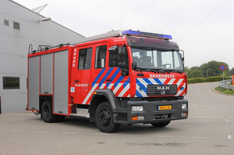 Kenteken: BN-JL-30 Roepnummer: 2746 > 92-745 Type voertuig: TS8 LD3250 HD240 T1500 Merk &amp; Type: MAN 14.255LLLF[M2000] Opbouw: HDS-Godiva Bouwjaar: 2003 In dienst: 2003 Uit dienst: 2007 Opmerkingen: Naar Sittard-Geleen, korps Born (24-4231)