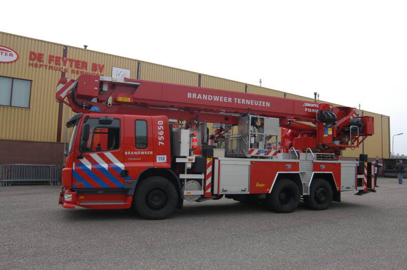 Kenteken: BN-LS-64 Roepnummer: 75-650 Type voertuig: HW-32 Merk &amp; Type: DAF FFN CF75.360PC400[LowLine] Opbouw: Bronto Bouwjaar: 2003 In dienst: 2003 Uit dienst: 2011