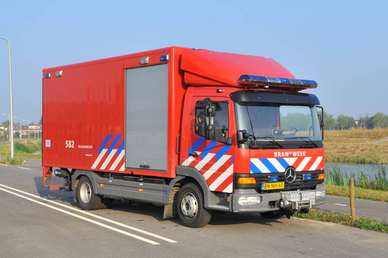 Kenteken: BN-NH-40 Roepnummer: 582 > 16-3071 Type voertuig: HV-2 Merk &amp; Type: Mercedes Benz 1018-36[Atego] Opbouw: Akkermans Bouwjaar: 2003 In dienst: 2006 Uit dienst:. Regionaal voertuig, tot 2006 in Woubrugge. Per 09-2017 tbv afd. vakbekwaamheid